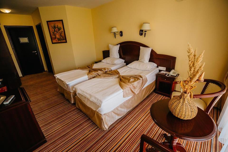 Hotel Astoria Алба Юлия Екстериор снимка