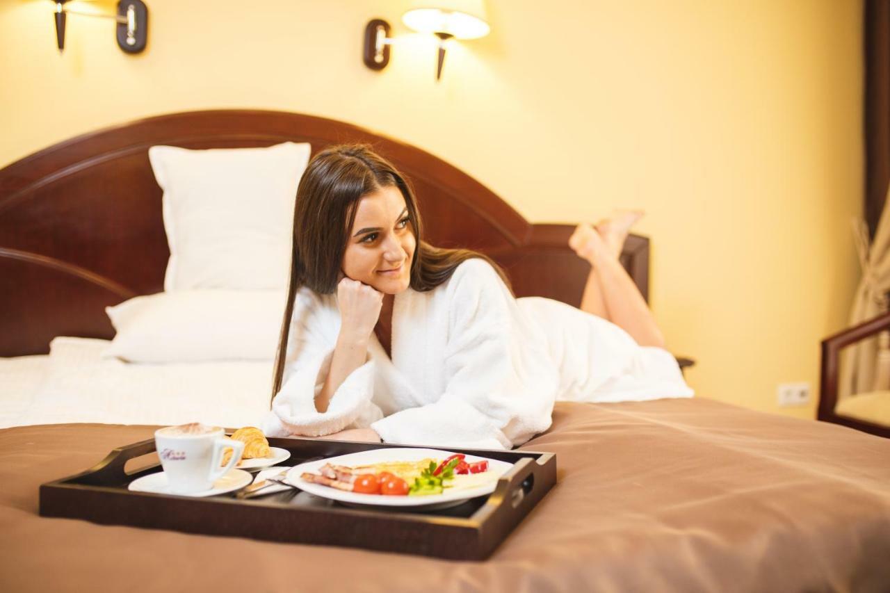 Hotel Astoria Алба Юлия Екстериор снимка
